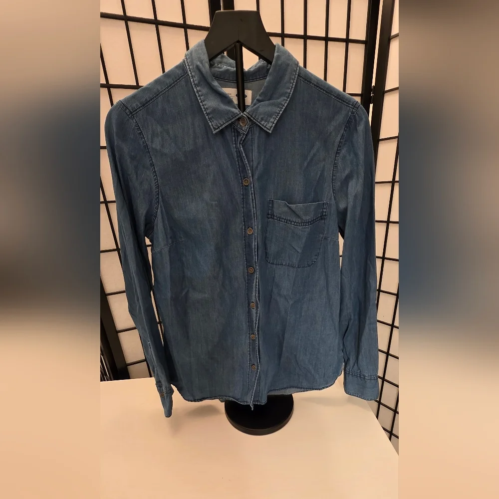 Old Navy Women's Classic Denim Button Down ~ Size Medium - Picture 4 of 7